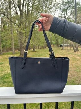 Tory Burch Emerson Small
Leather Buckle Tote